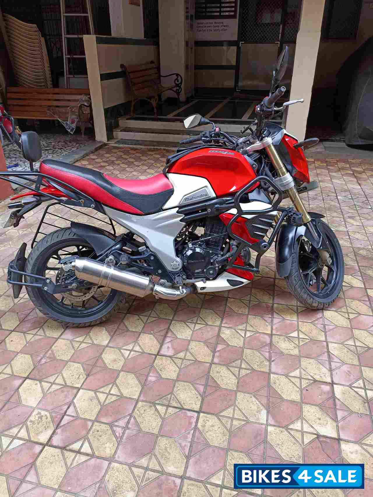 Mahindra Mojo XT 300 Mahindra Mojo XT 300