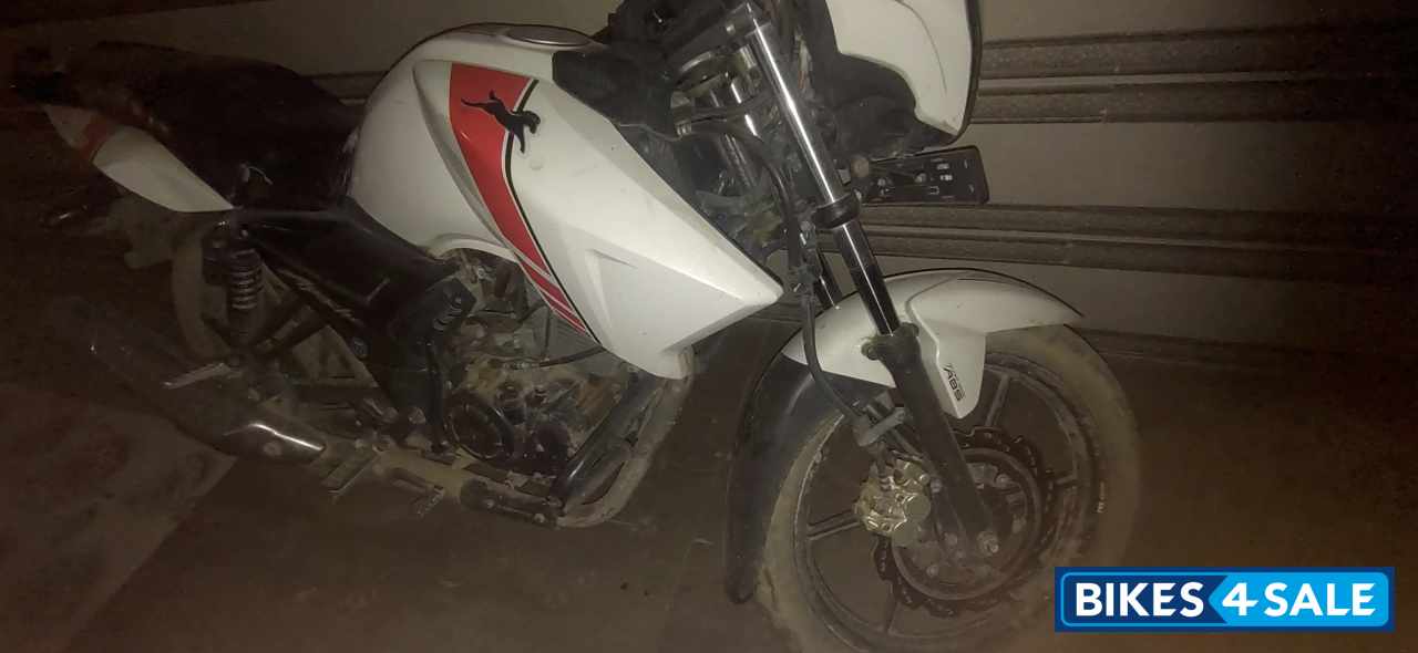 White TVS Apache RTR 160 White TVS Apache RTR 160