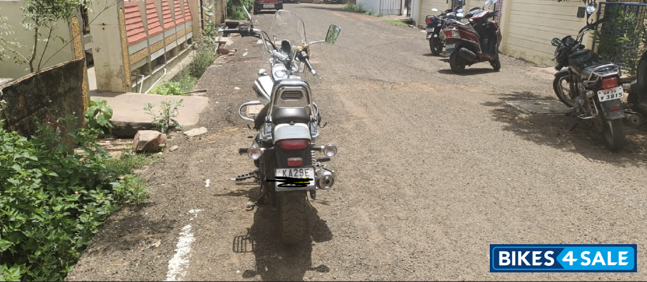 Moon White Bajaj Avenger Cruise 220 BS6