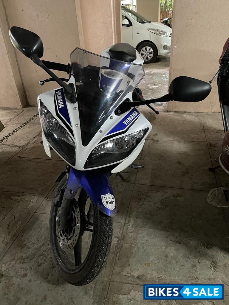 White/blue Yamaha YZF R15 V2 White/blue Yamaha YZF R15 V2