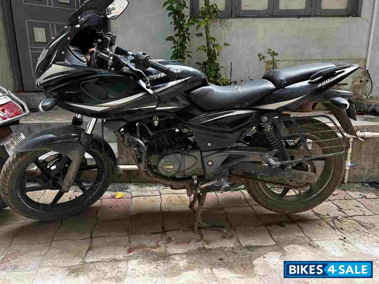 Bajaj Pulsar 220F