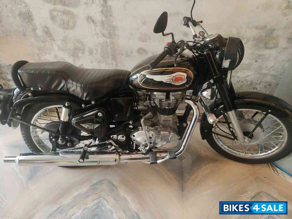 Black Royal Enfield Bullet Standard 350