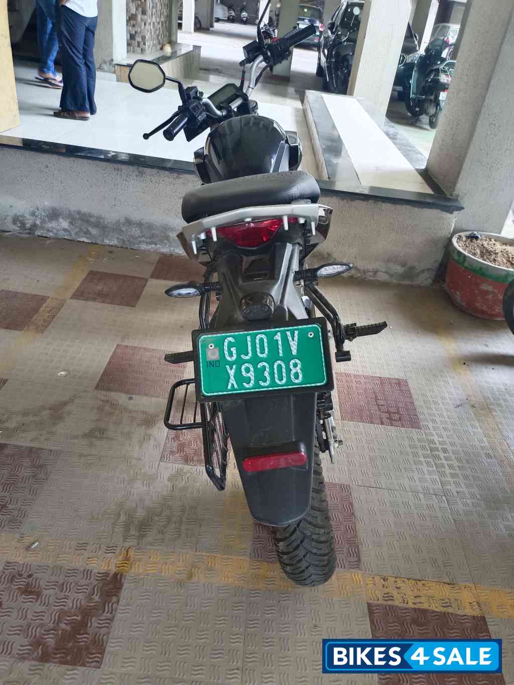 Black Revolt RV 400 Black Revolt RV 400