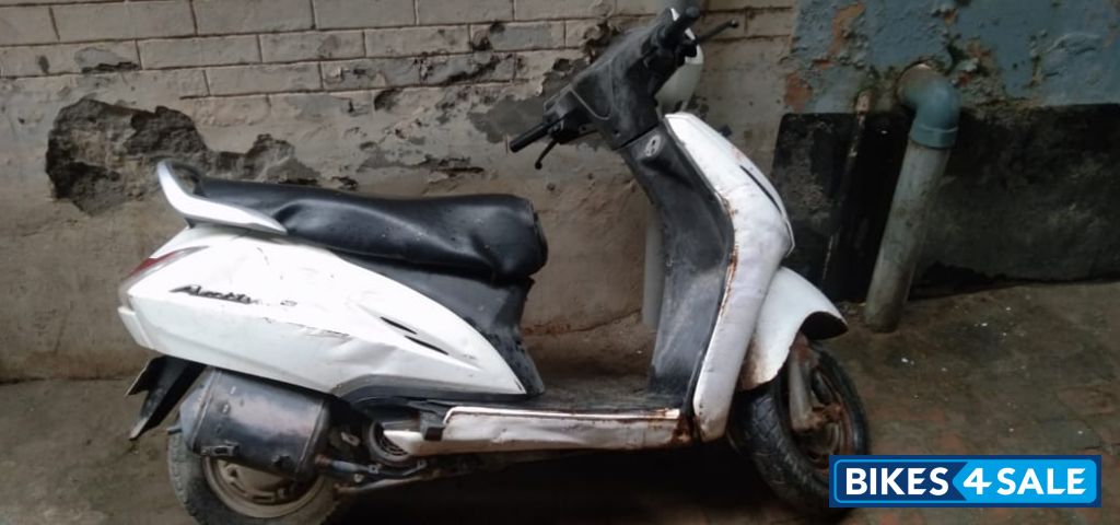 White Honda Activa 4G