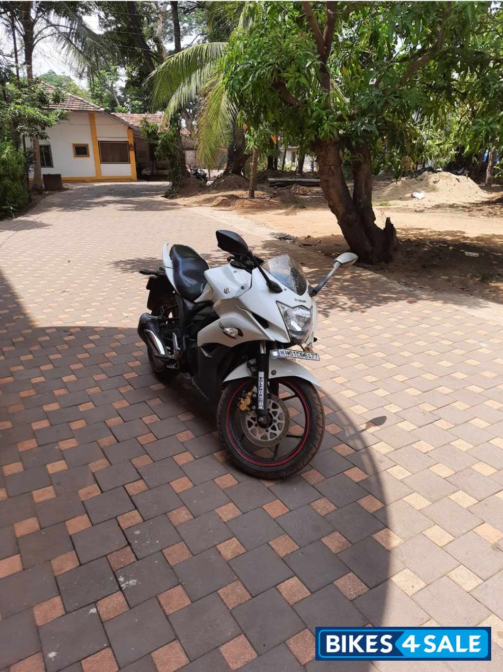 Glossy White Suzuki Gixxer SF Glossy White Suzuki Gixxer SF