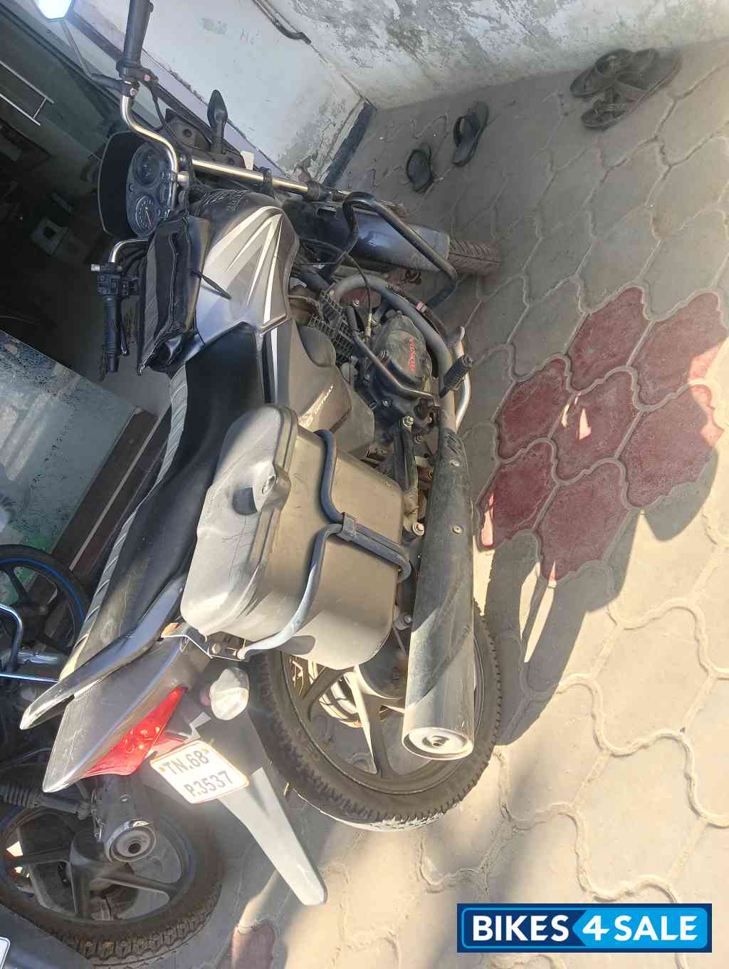 Gray Honda Shine 125 Gray Honda Shine 125