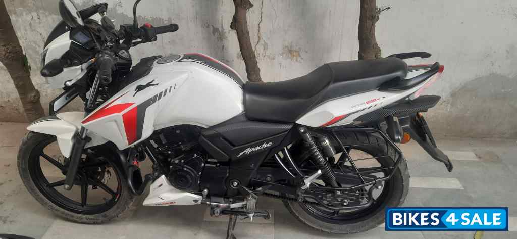 White TVS Apache RTR 160 White TVS Apache RTR 160