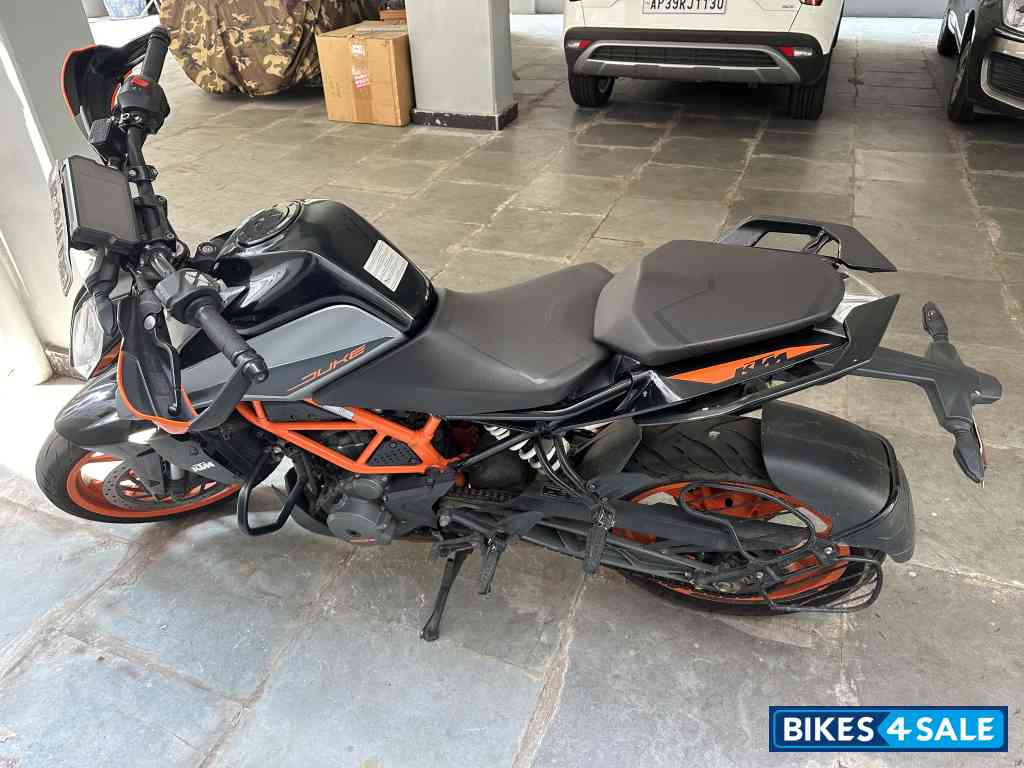 Black KTM Duke 390 Black KTM Duke 390