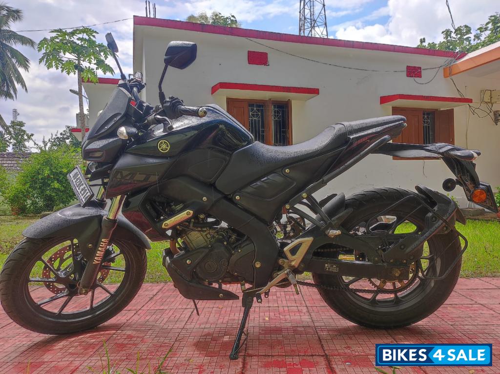 Black Yamaha MT-15 Black Yamaha MT-15