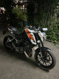 White / Orange KTM Duke 200