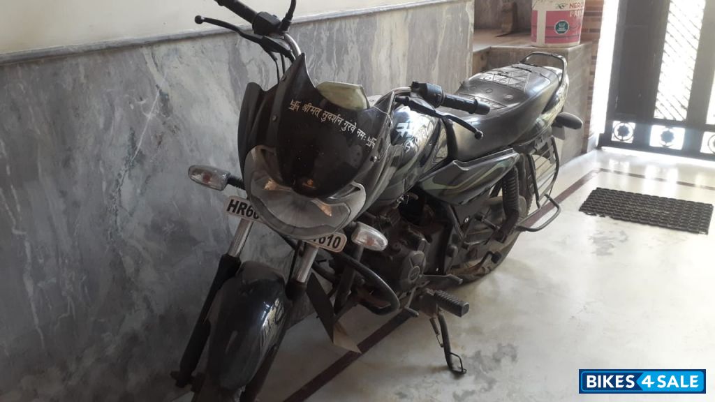Black Bajaj Discover 125 Black Bajaj Discover 125