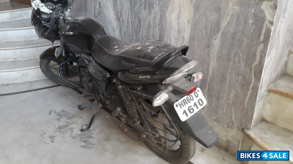 Black Bajaj Discover 125 Black Bajaj Discover 125
