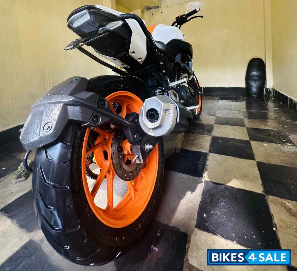 Pearl White Yamaha MT-15 Pearl White Yamaha MT-15