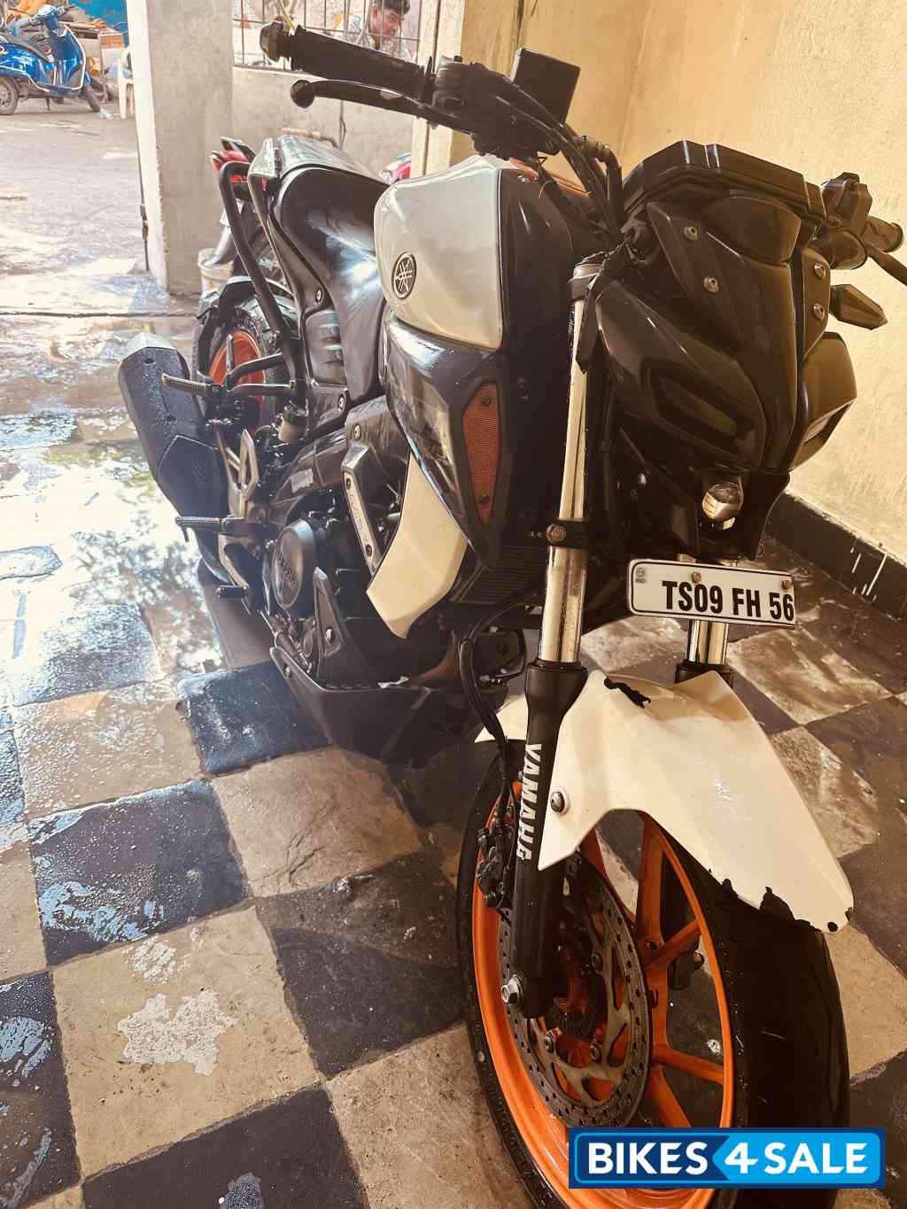 Pearl White Yamaha MT-15 Pearl White Yamaha MT-15