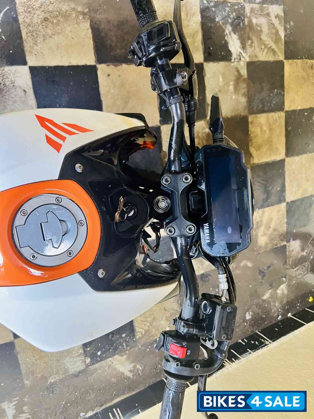 Pearl White Yamaha MT-15 Pearl White Yamaha MT-15