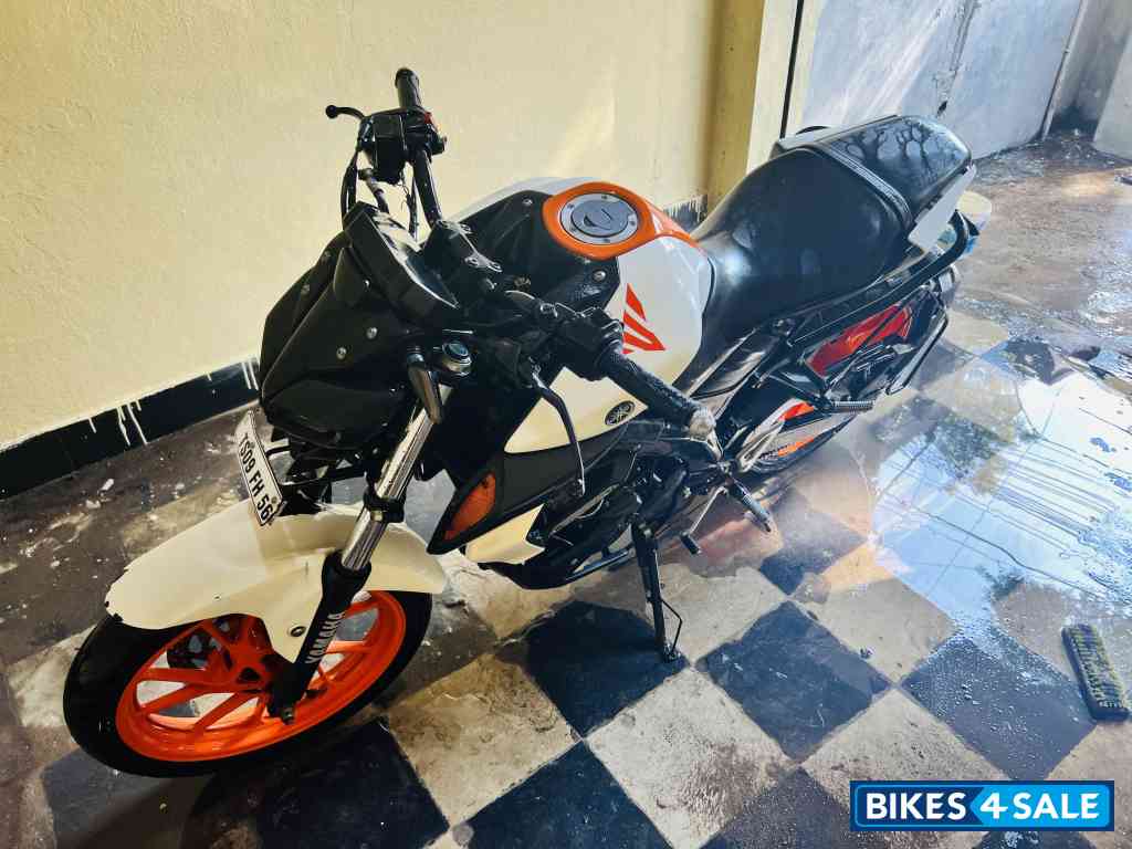 Pearl White Yamaha MT-15 Pearl White Yamaha MT-15