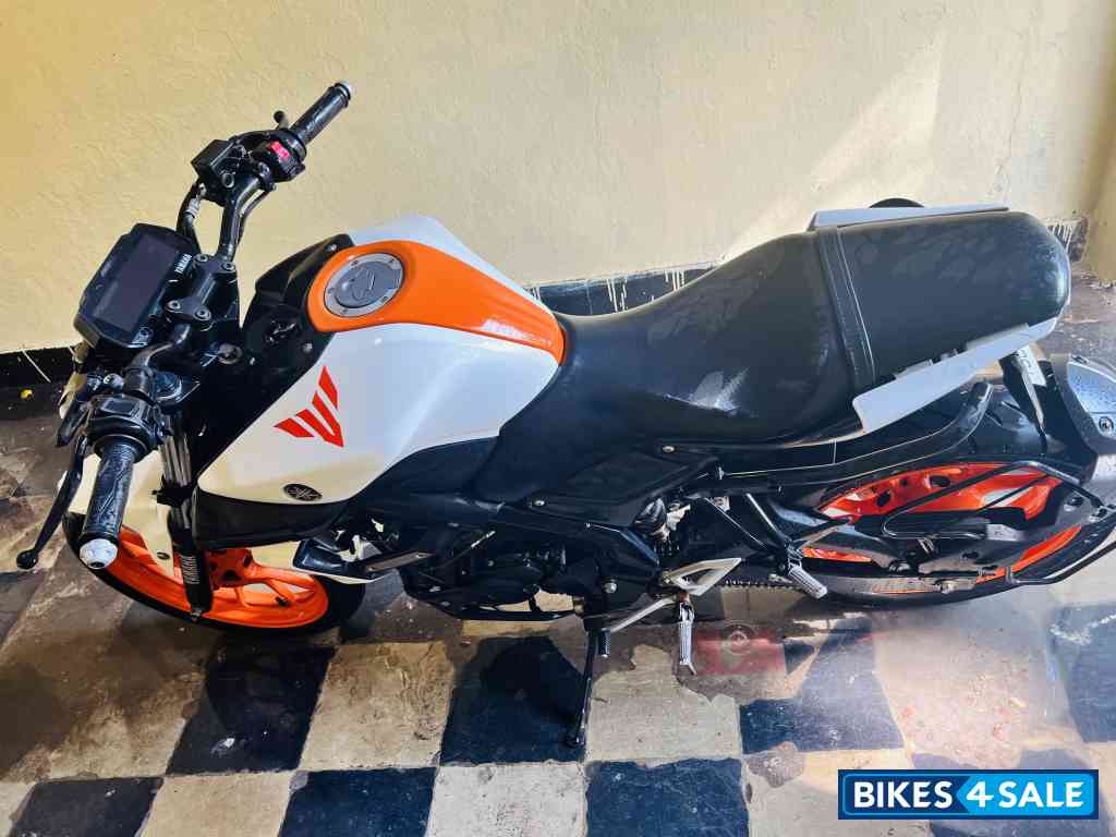 Pearl White Yamaha MT-15 Pearl White Yamaha MT-15