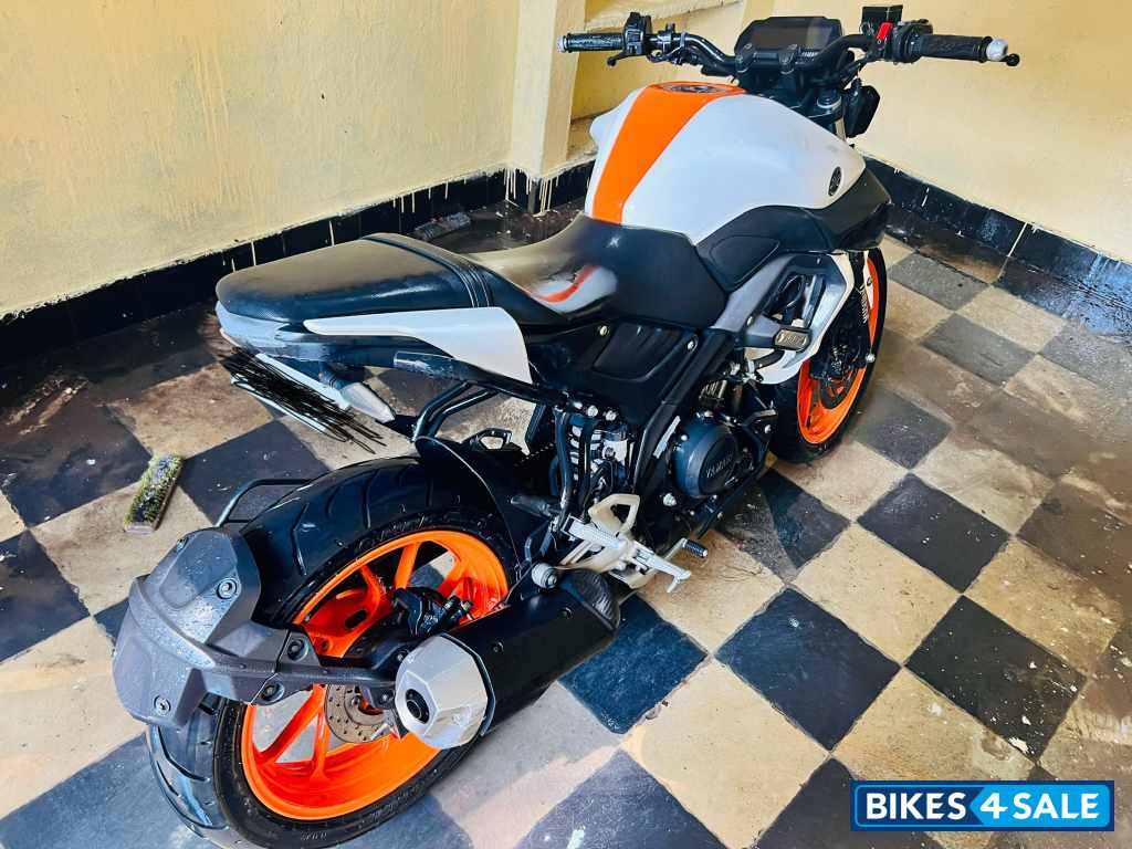 Pearl White Yamaha MT-15 Pearl White Yamaha MT-15