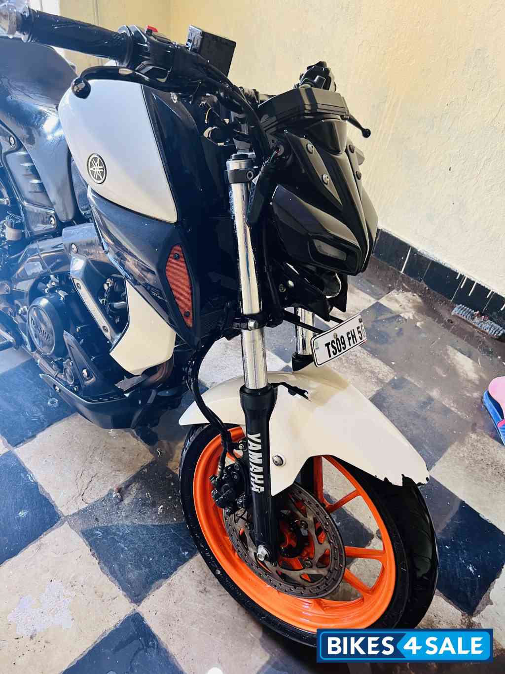 Pearl White Yamaha MT-15 Pearl White Yamaha MT-15