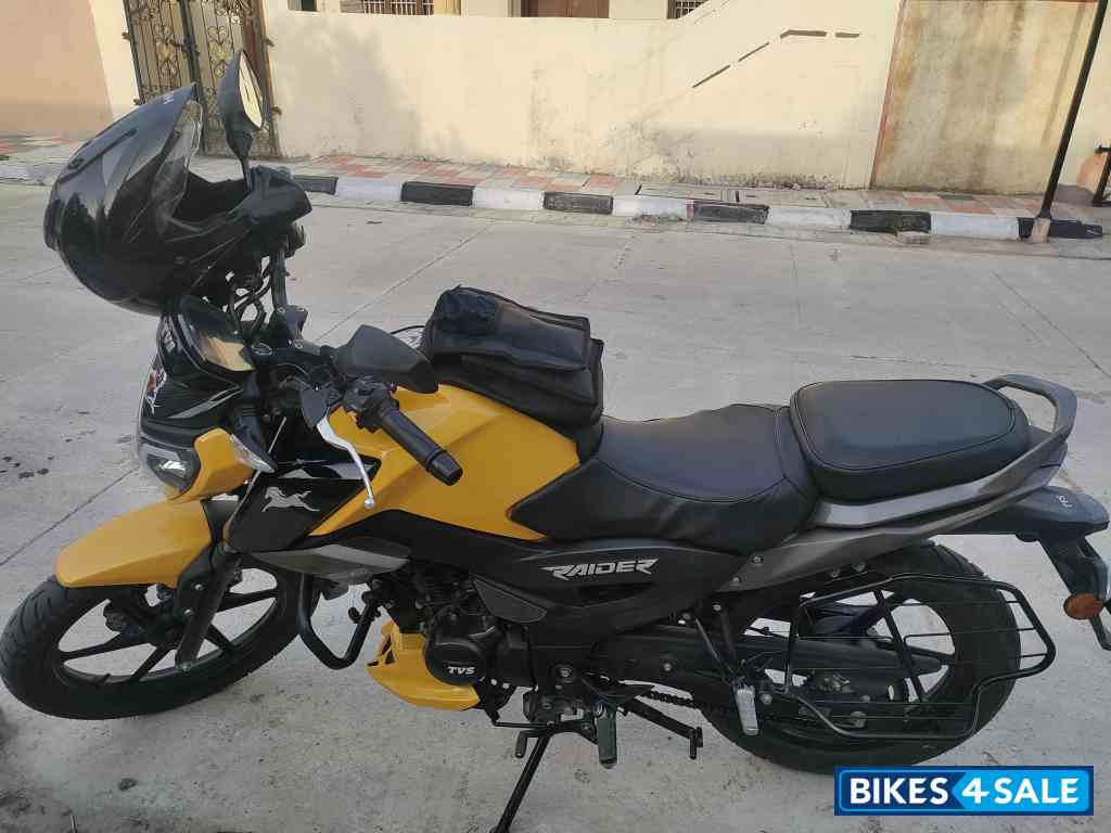Yellow And Block TVS Raider 125