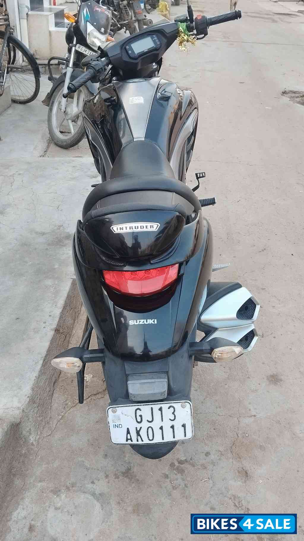 Black/ Metty Silver Suzuki Intruder 150 Black/ Metty Silver Suzuki Intruder 150