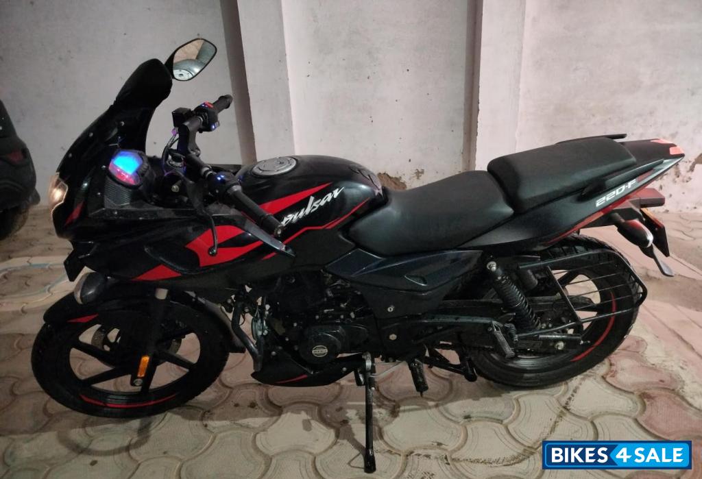 Black Decal Bajaj Pulsar 220F BS6 Black Decal Bajaj Pulsar 220F BS6