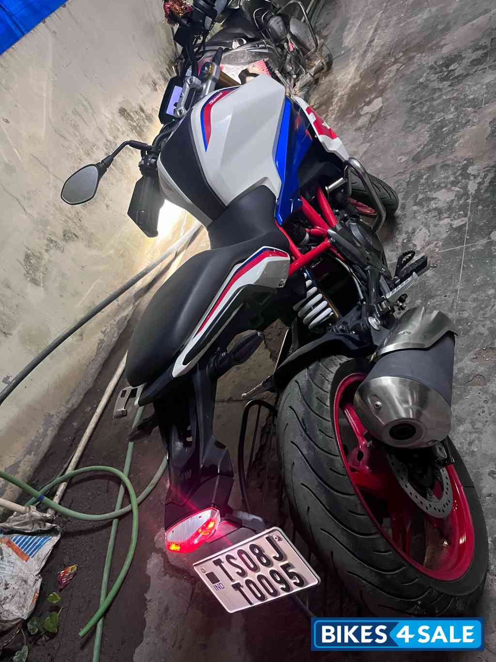 Polar White/racing Blue Metall BMW G 310 R Polar White/racing Blue Metall BMW G 310 R