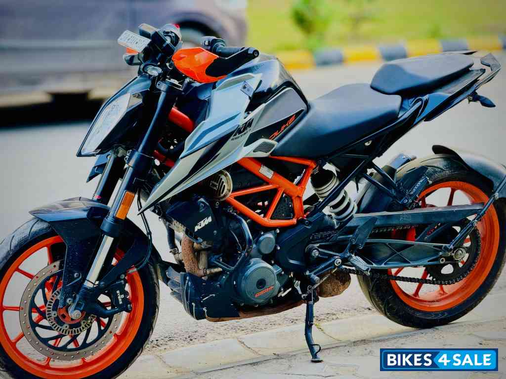 Silver Matt KTM Duke 390 BS6 Silver Matt KTM Duke 390 BS6