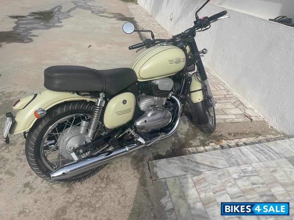 Jawa 42 Bobber Dual Channel ABS Jawa 42 Bobber Dual Channel ABS