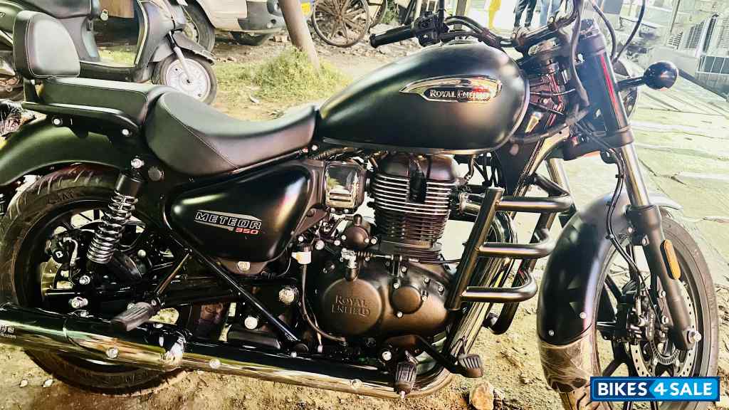 Black Royal Enfield Meteor 350 Black Royal Enfield Meteor 350