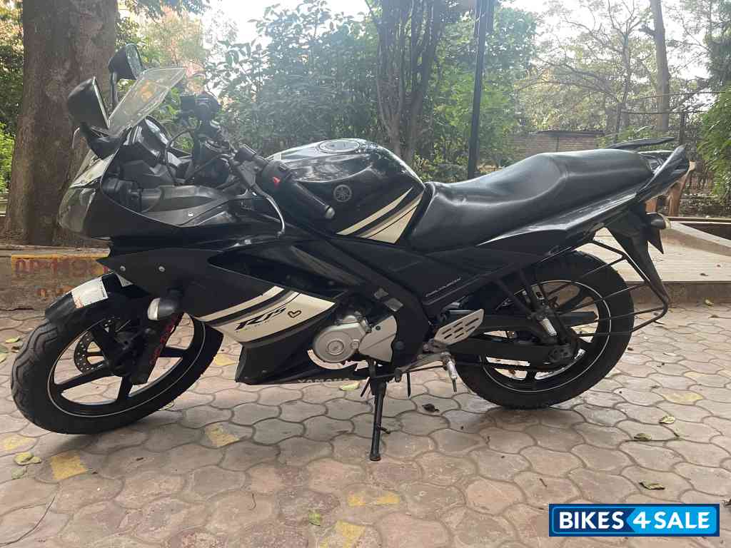 Black Yamaha YZF R15