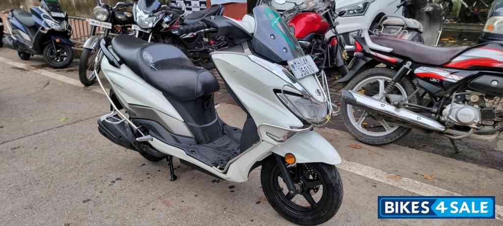 Pearl White Suzuki Burgman Street Pearl White Suzuki Burgman Street
