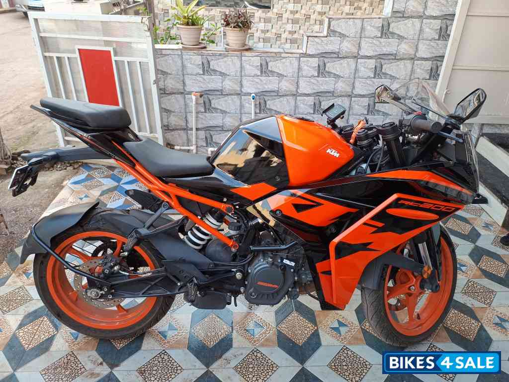 Ebony Black Met KTM RC 200 2022 Ebony Black Met KTM RC 200 2022