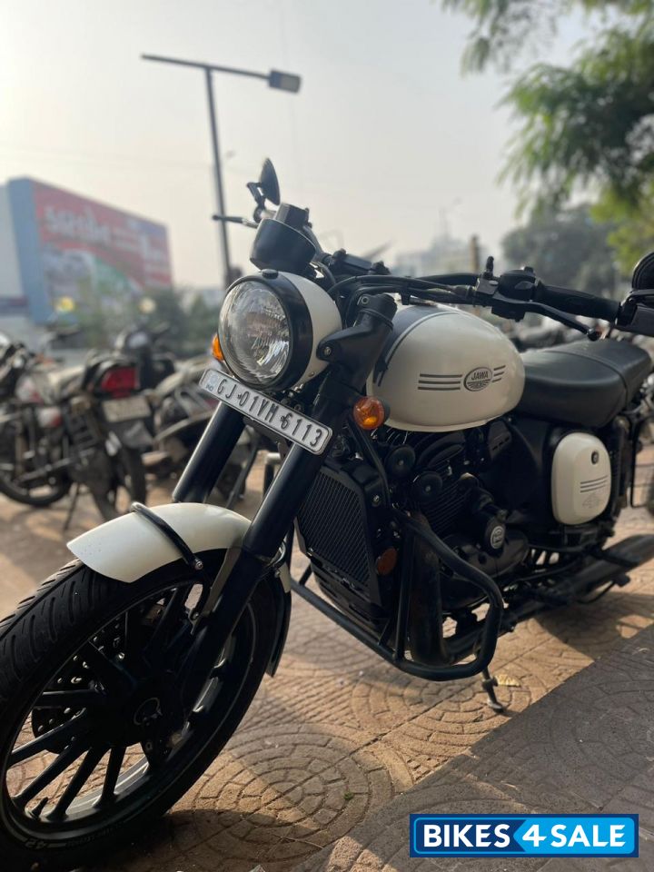 Jawa 42 Dual Channel ABS Sirius White Jawa 42 Dual Channel ABS Sirius White