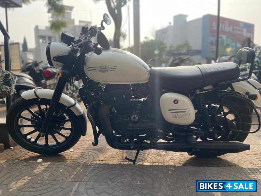 Jawa 42 Dual Channel ABS Sirius White Jawa 42 Dual Channel ABS Sirius White