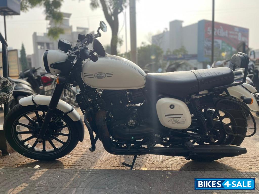 Jawa 42 Dual Channel ABS Sirius White Jawa 42 Dual Channel ABS Sirius White