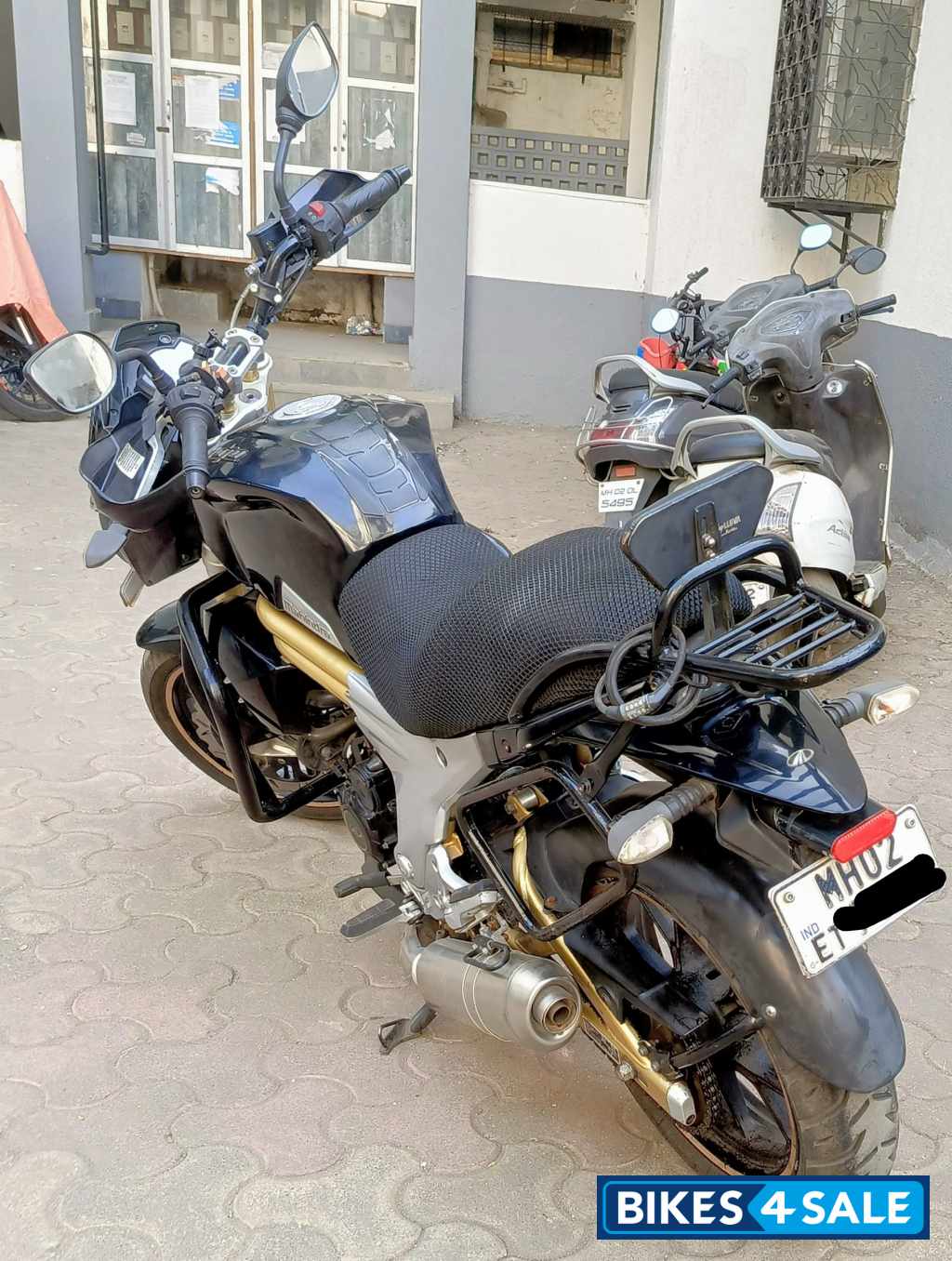 Black Mahindra Mojo XT 300 Black Mahindra Mojo XT 300
