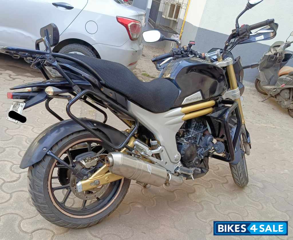 Black Mahindra Mojo XT 300 Black Mahindra Mojo XT 300