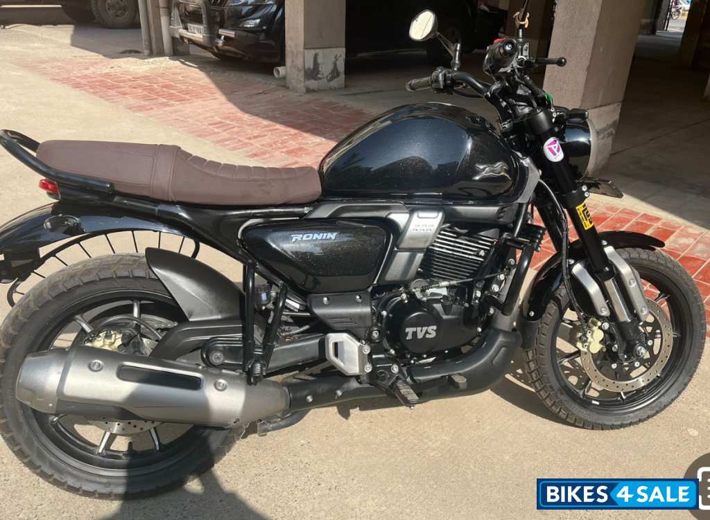 Black TVS Ronin SS Black TVS Ronin SS