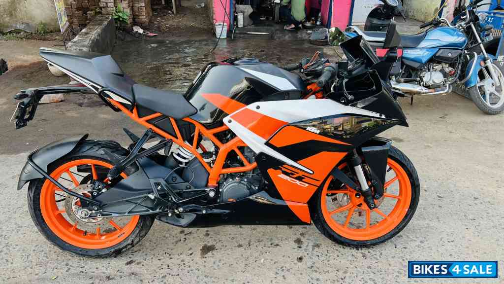 Black KTM RC 200 Black KTM RC 200