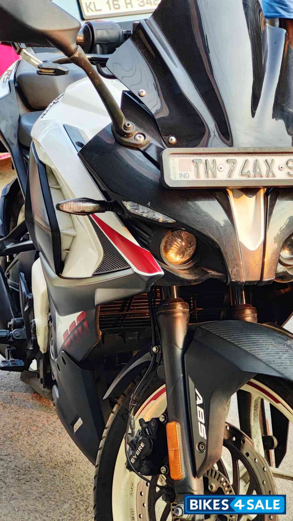 Ivory White And Black Bajaj Pulsar RS 200 BS6 Ivory White And Black Bajaj Pulsar RS 200 BS6