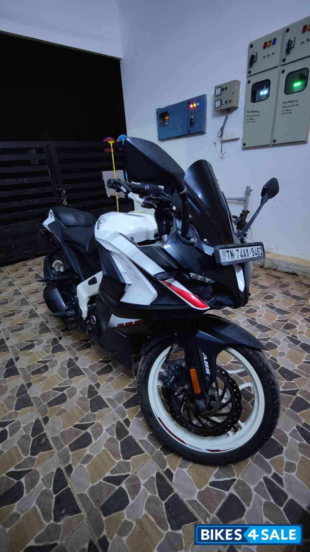Ivory White And Black Bajaj Pulsar RS 200 BS6 Ivory White And Black Bajaj Pulsar RS 200 BS6