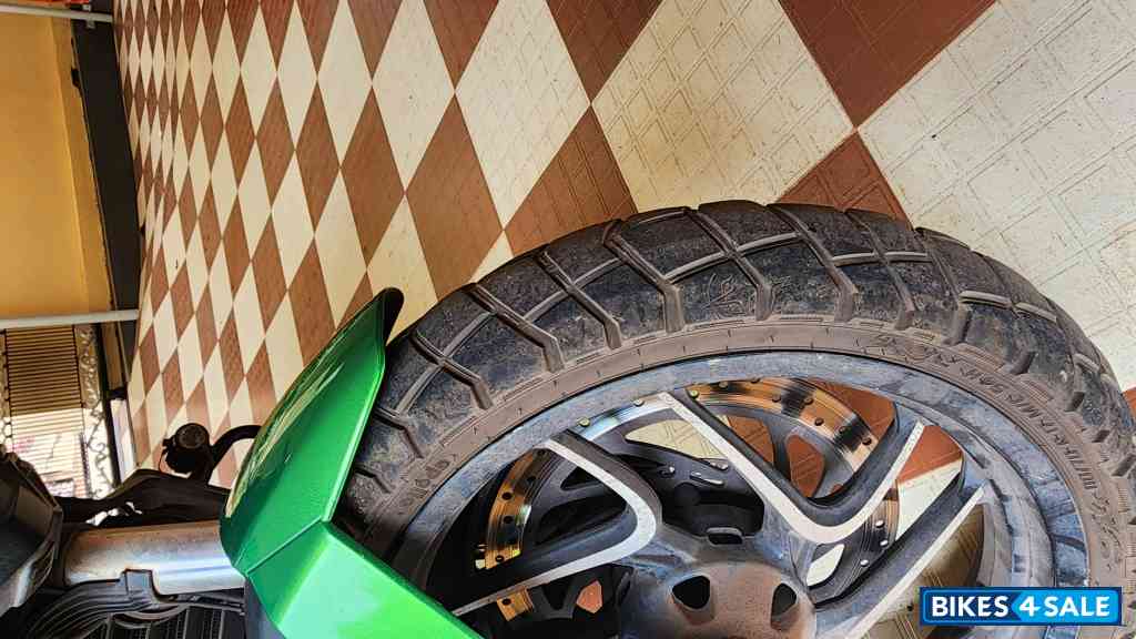 Savana Green Bajaj Dominar 400 ABS BS6 Savana Green Bajaj Dominar 400 ABS BS6