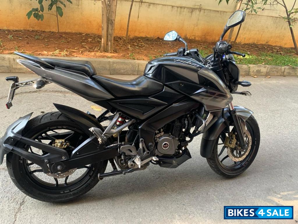 Black Bajaj Pulsar 200 NS Black Bajaj Pulsar 200 NS