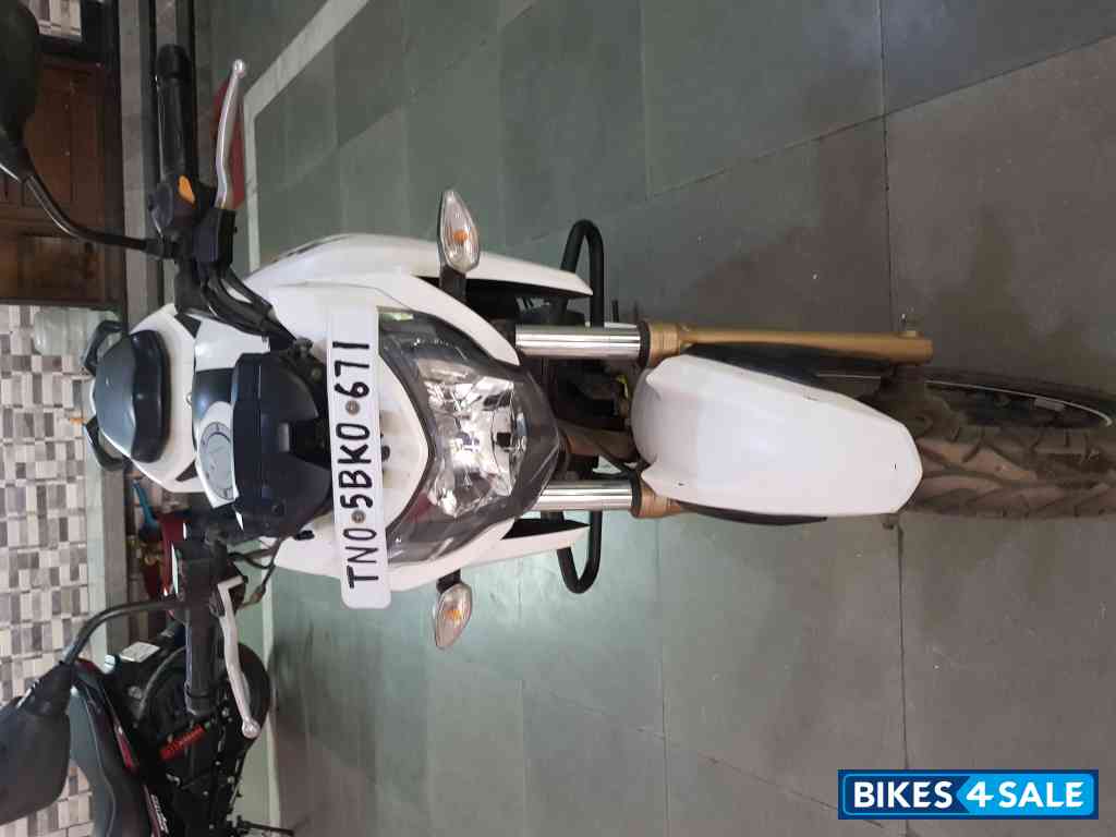 White TVS Apache RTR 200 4V White TVS Apache RTR 200 4V