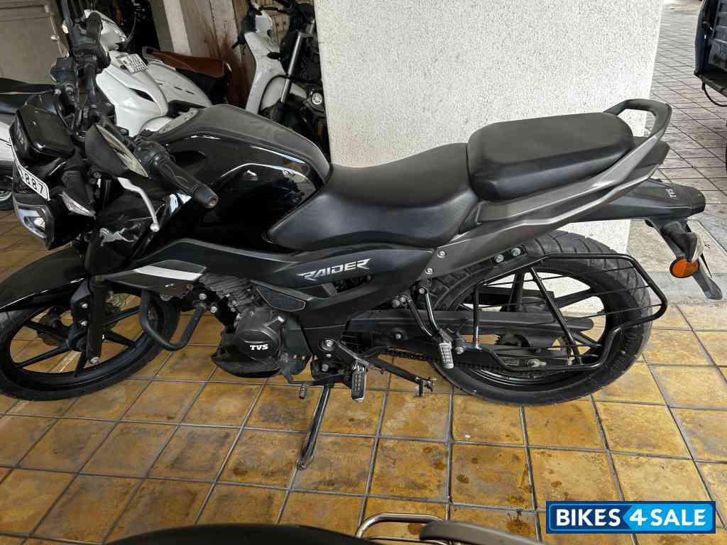 Black TVS Raider 125