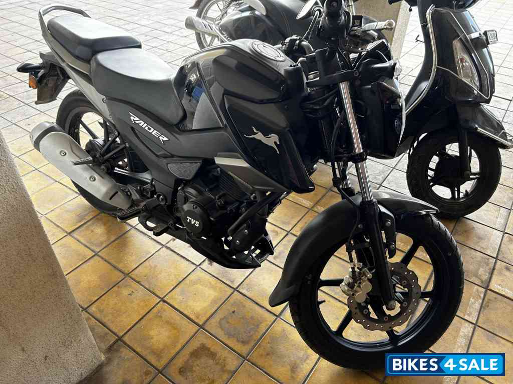 Black TVS Raider 125