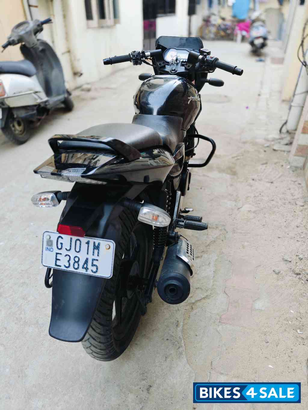 Black Bajaj Pulsar 180 Black Bajaj Pulsar 180
