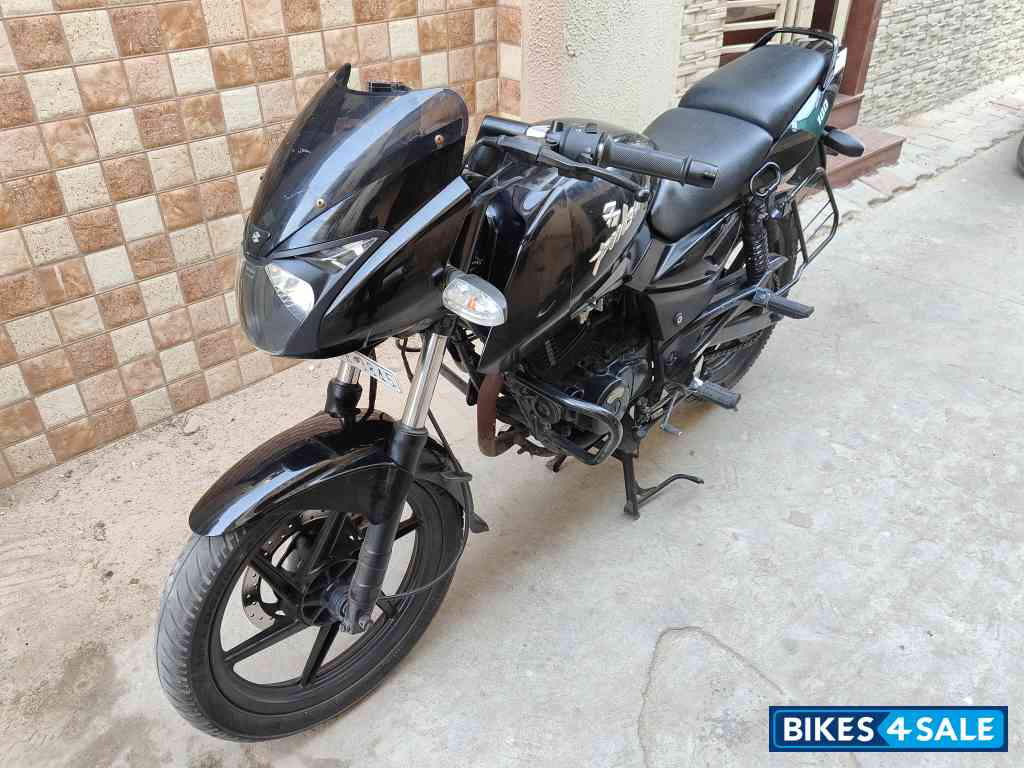 Black Bajaj Pulsar 180 Black Bajaj Pulsar 180