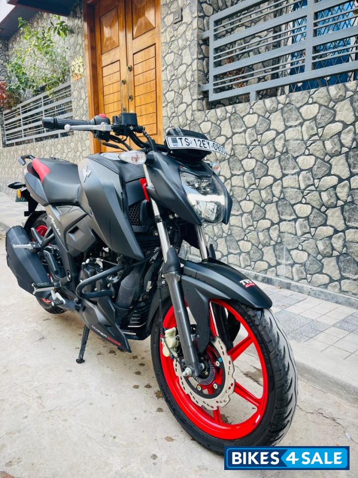 Dual Tone Black Red TVS Apache RTR 160 4V Special Edition Dual Tone Black Red TVS Apache RTR 160 4V Special Edition